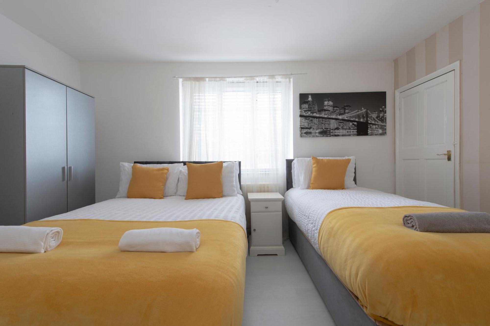 3 Bed House In Rochester 4 Beds Sleeps 7 Wainscot Екстериор снимка