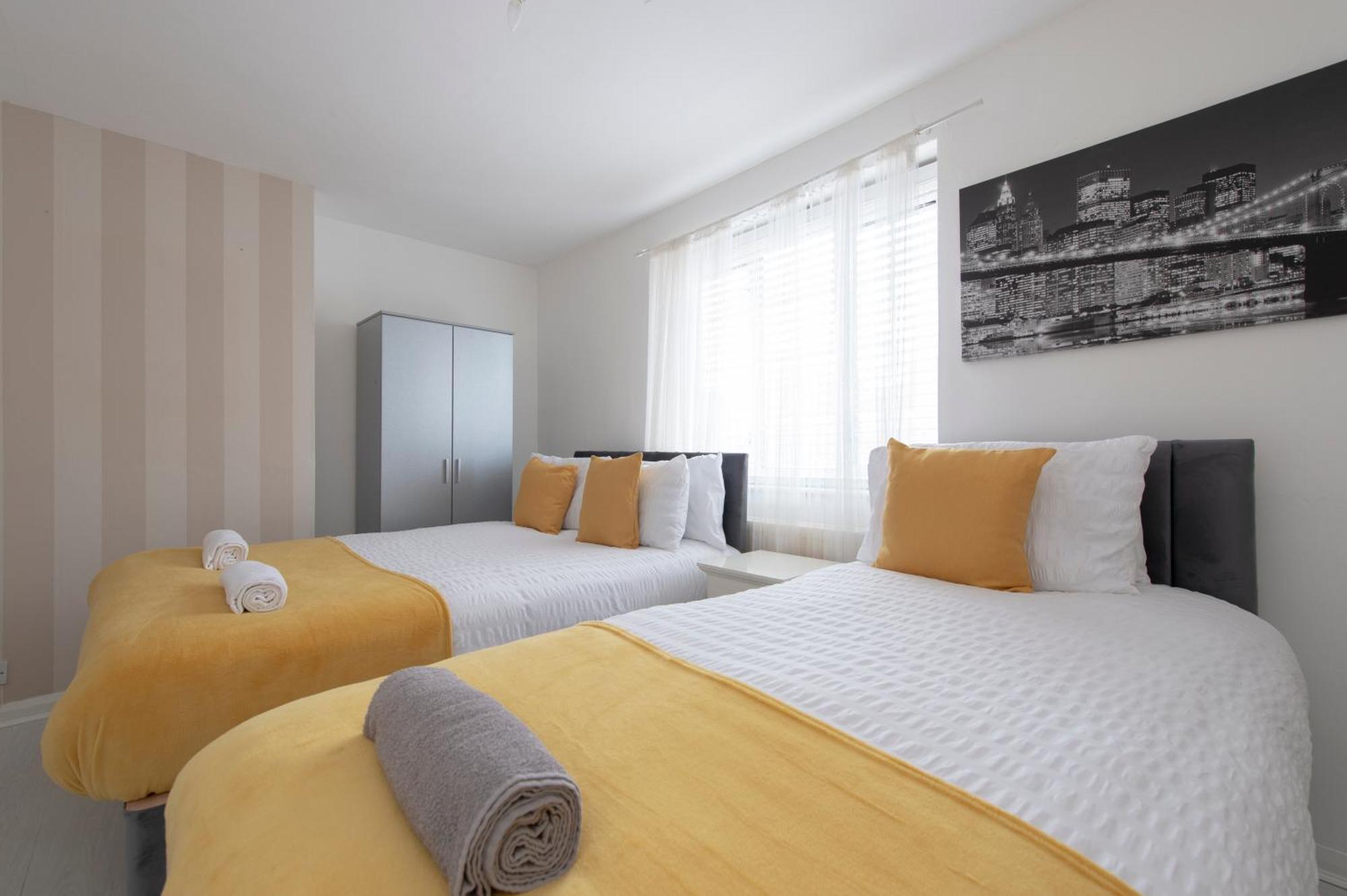 3 Bed House In Rochester 4 Beds Sleeps 7 Wainscot Екстериор снимка