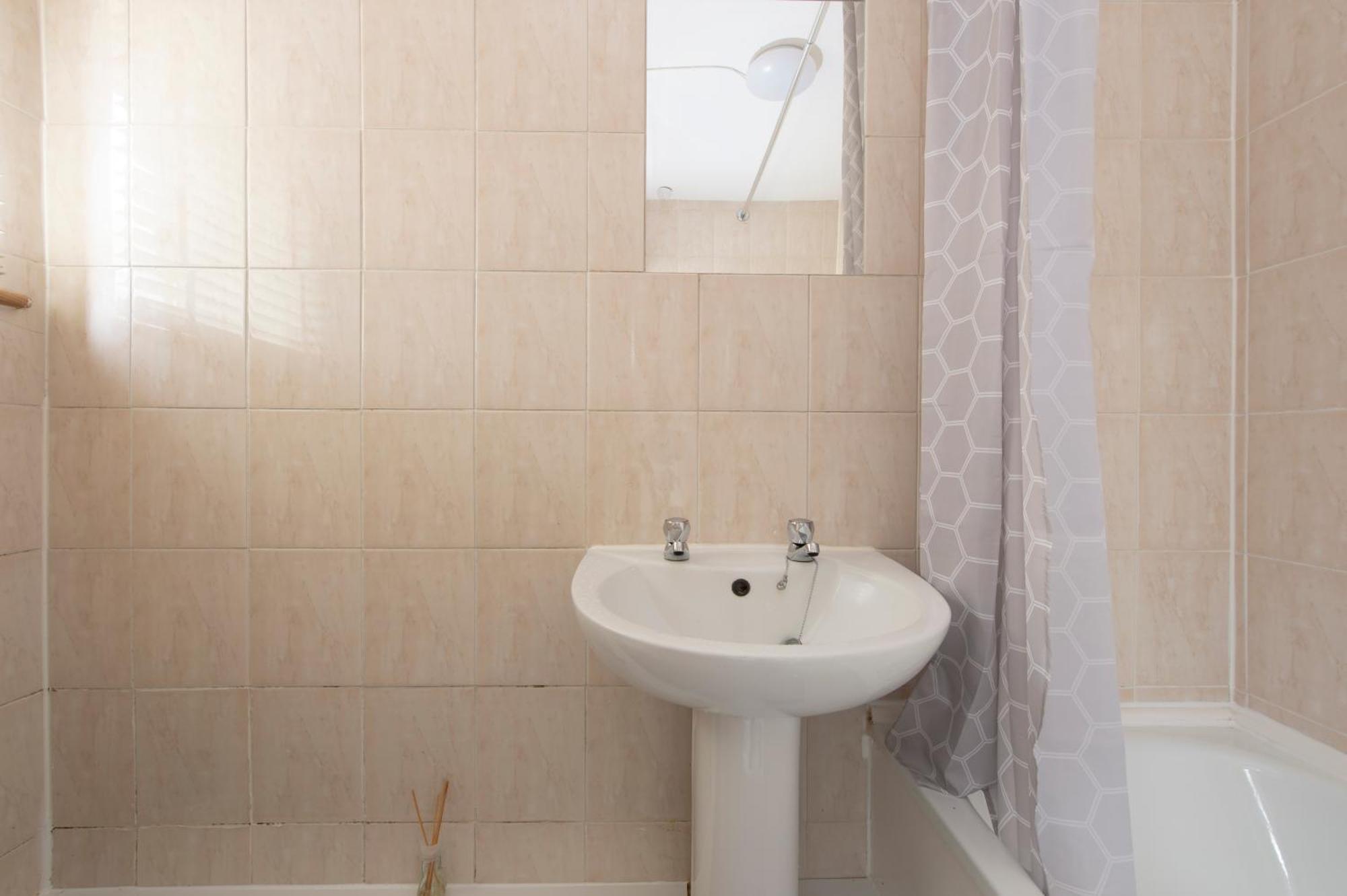 3 Bed House In Rochester 4 Beds Sleeps 7 Wainscot Екстериор снимка