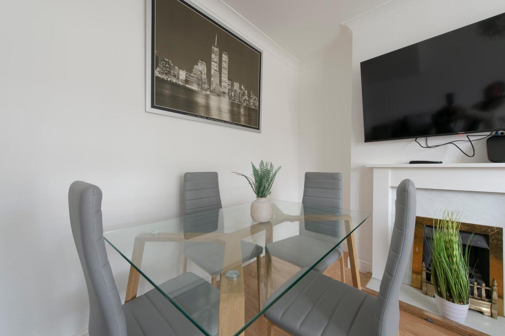 3 Bed House In Rochester 4 Beds Sleeps 7 Wainscot Екстериор снимка
