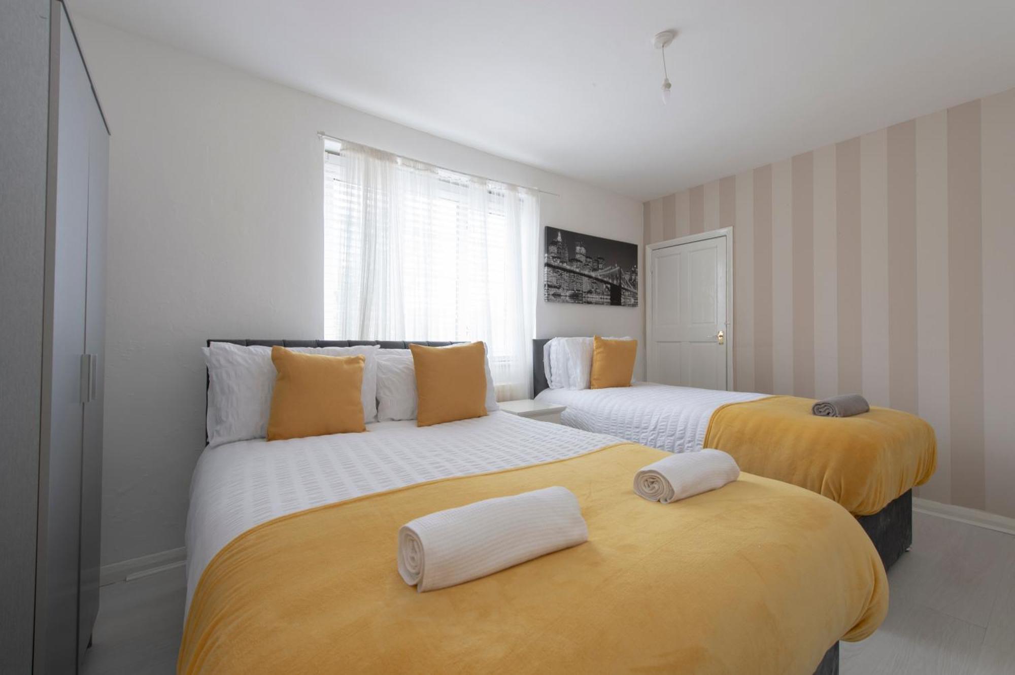 3 Bed House In Rochester 4 Beds Sleeps 7 Wainscot Екстериор снимка